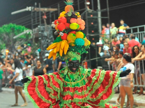 Você está visualizando atualmente Desfiles de Maracatus e Escolas de Samba animam o bairro Acaracuzinho