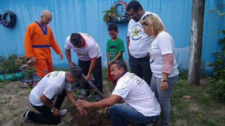 Você está visualizando atualmente Semam realiza ação de limpeza e educação no bairro Vida Nova