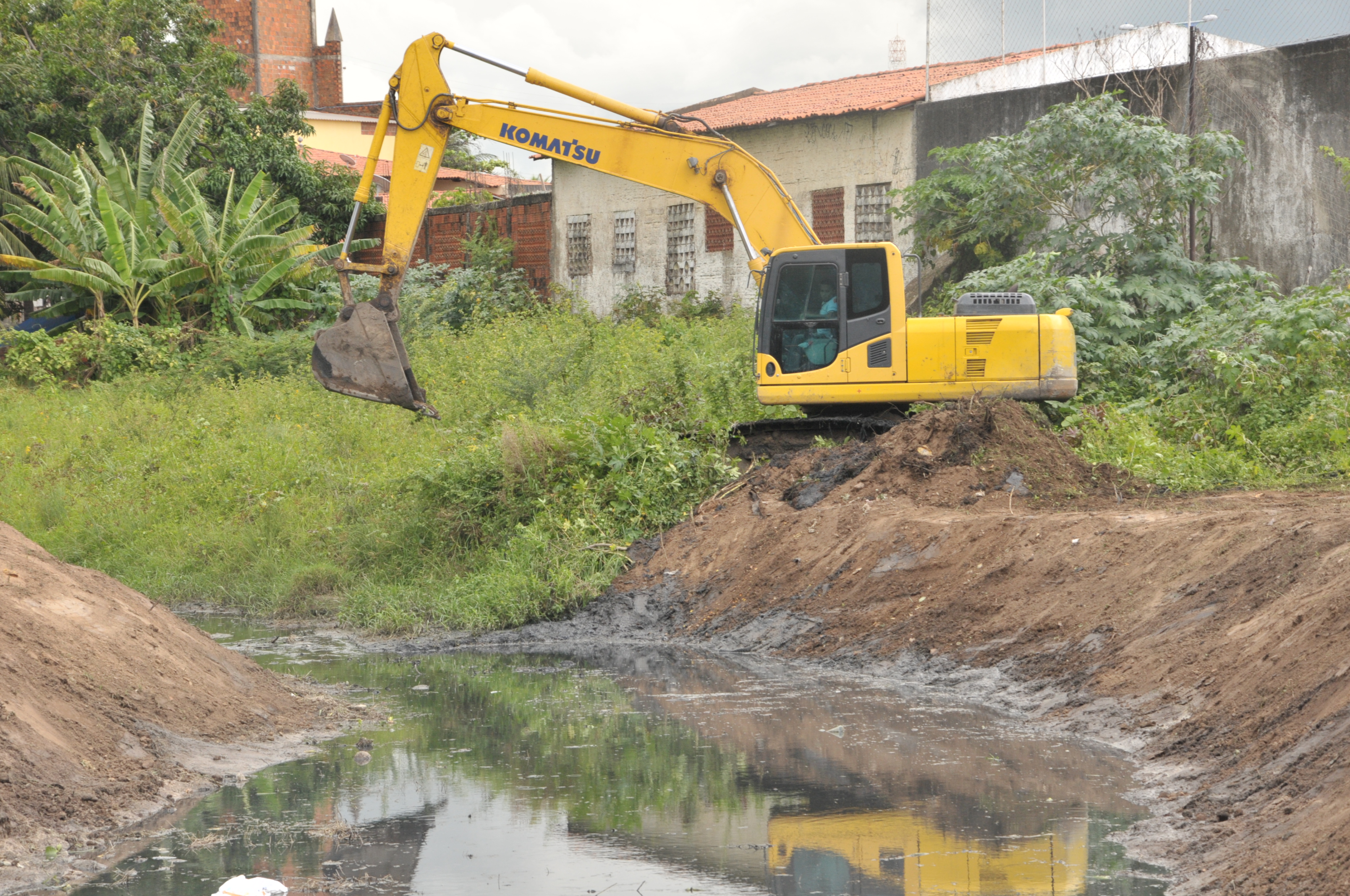 Você está visualizando atualmente Prefeitura realiza limpeza de canais, galerias e logradouros públicos