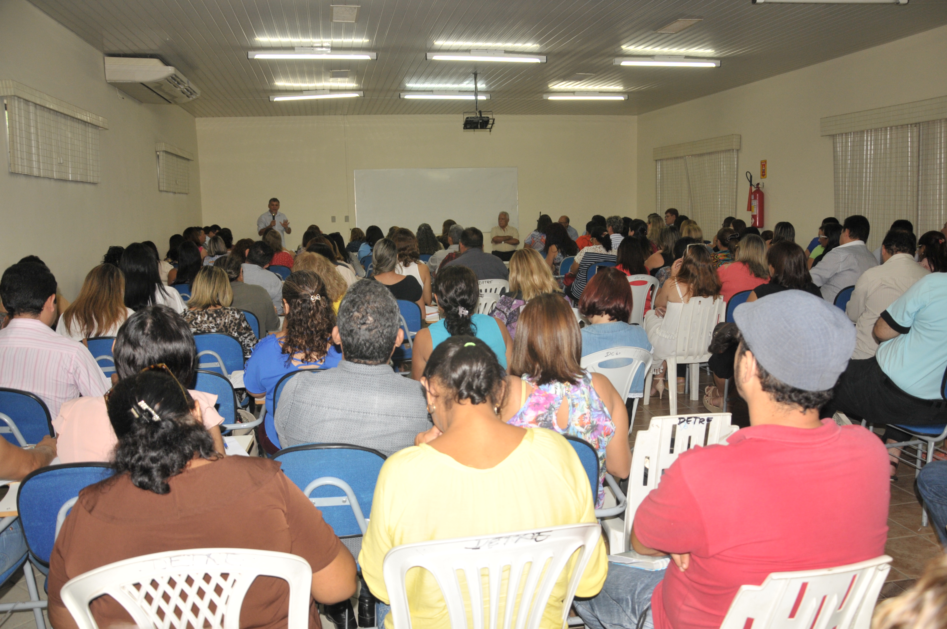 No momento, você está visualizando Prefeito apresenta proposta de reajuste salarial de 8% para os professores municipais