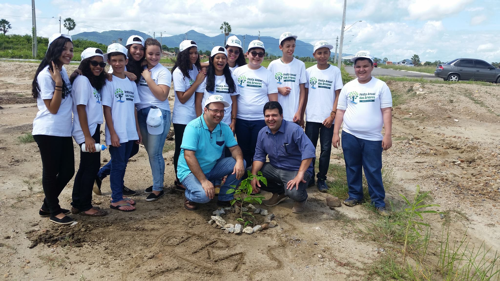 Você está visualizando atualmente SMU realiza plantio de mudas em comemoração à Festa Anual das Árvores