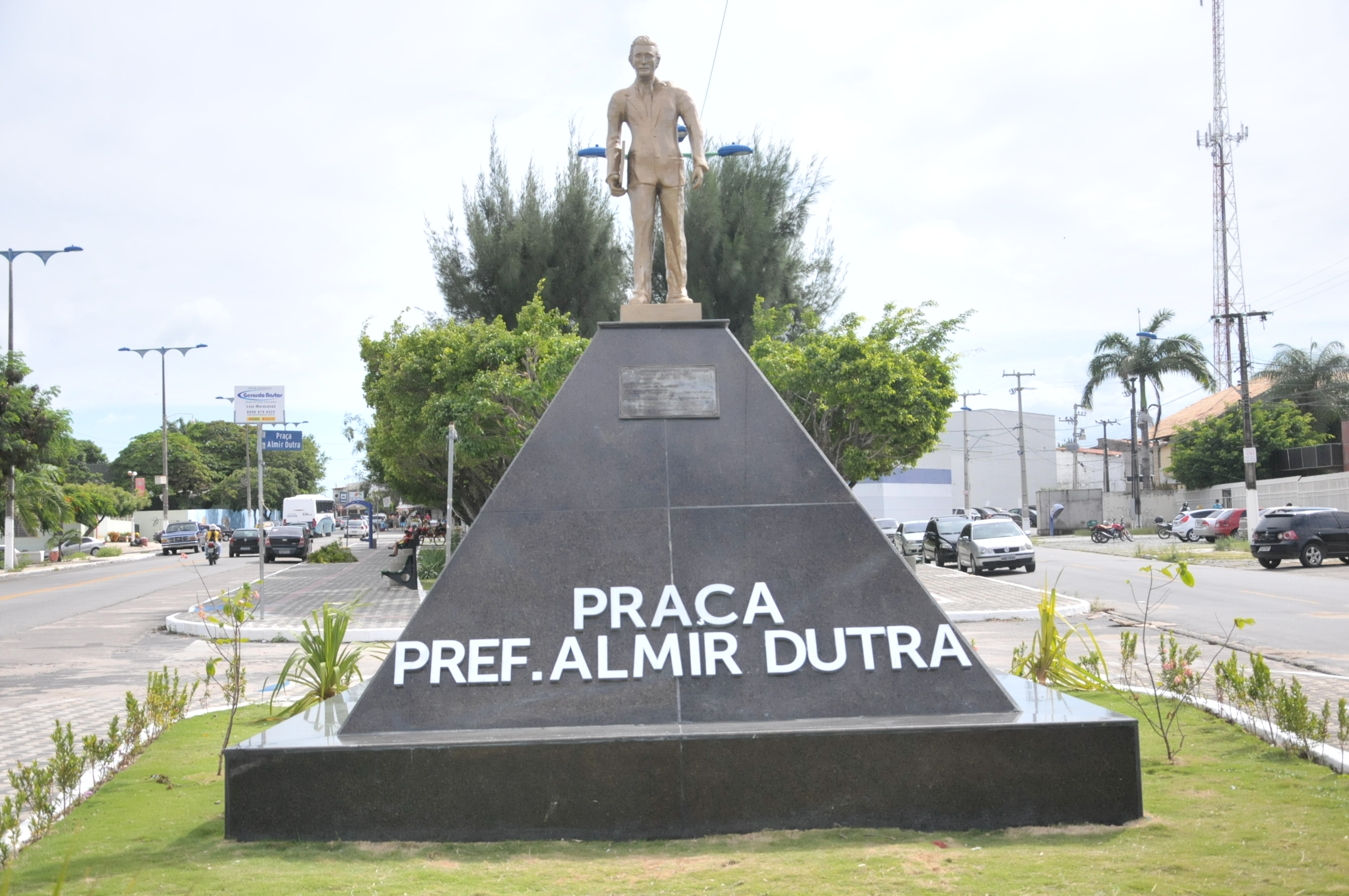 You are currently viewing Prefeitura realiza revitalização da Praça Almir Dutra