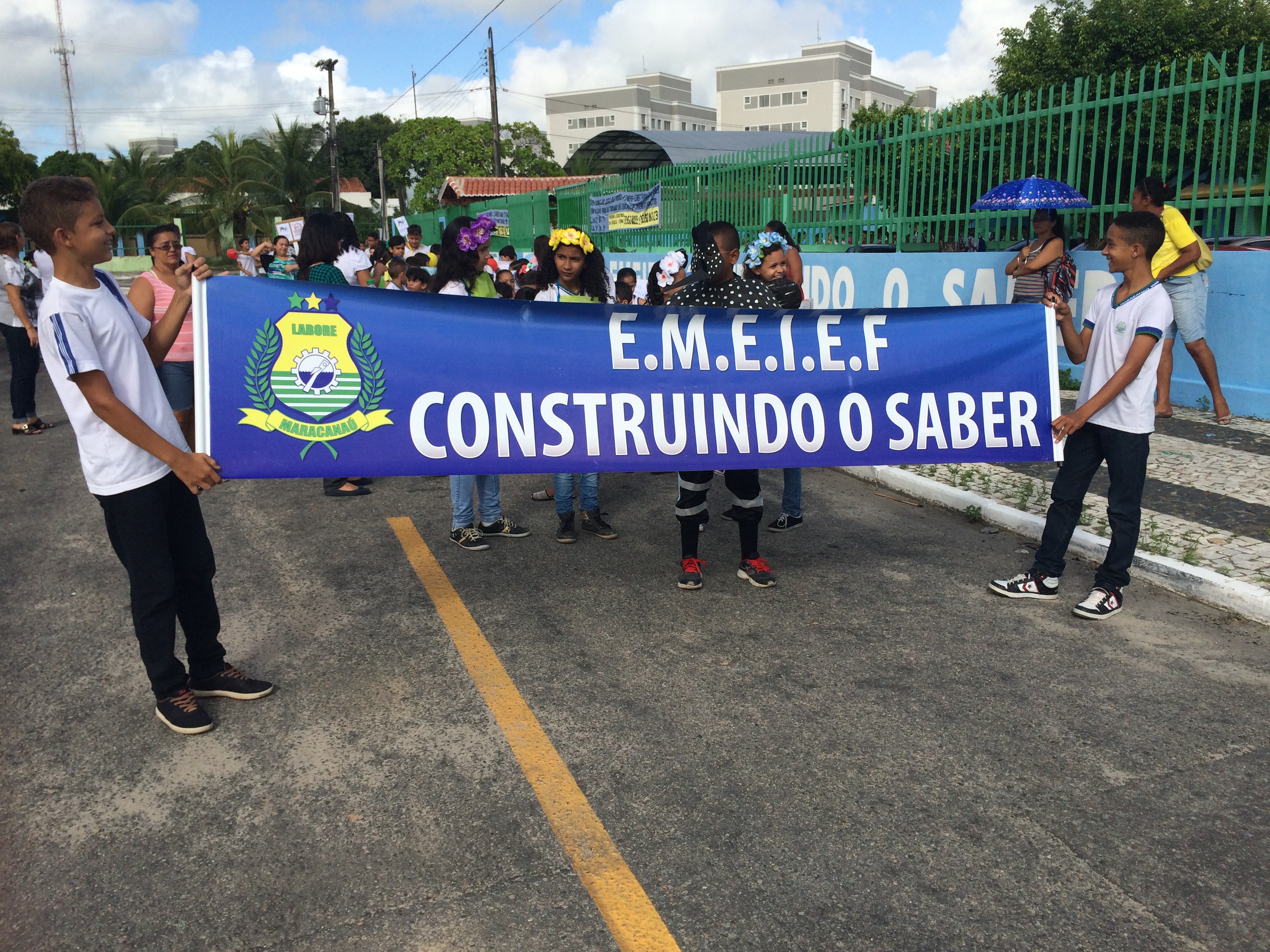 Você está visualizando atualmente Alunos da Escola Construindo o Saber fazem caminhada em defesa do meio ambiente