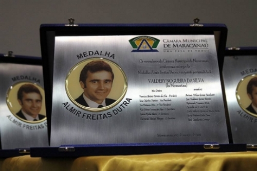 No momento, você está visualizando Câmara Municipal entrega Medalha Almir Dutra