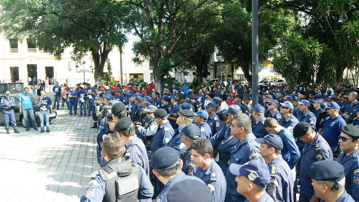 Você está visualizando atualmente Guarda Municipal de Maracanaú marca presença na I Marcha Azul Marinho do Crato e Região do Cariri