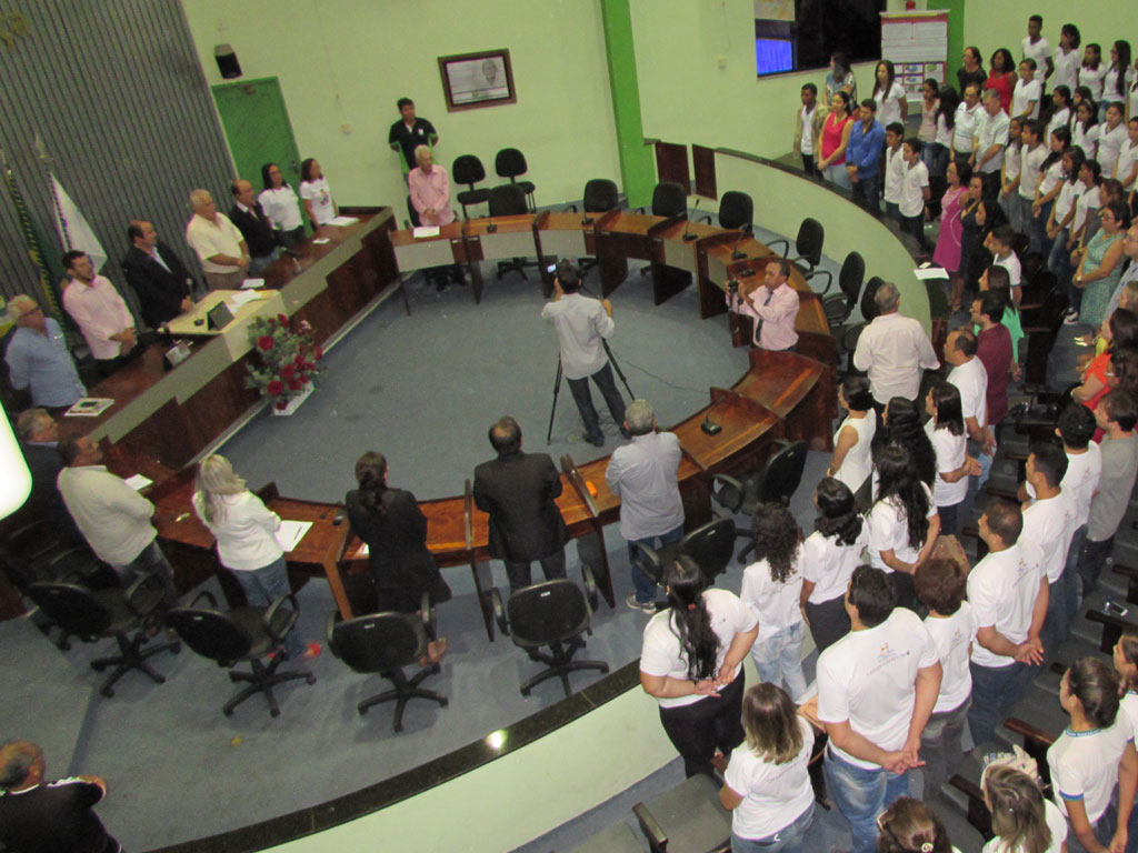 Você está visualizando atualmente Escolas do município são homenageadas na Câmara Municipal