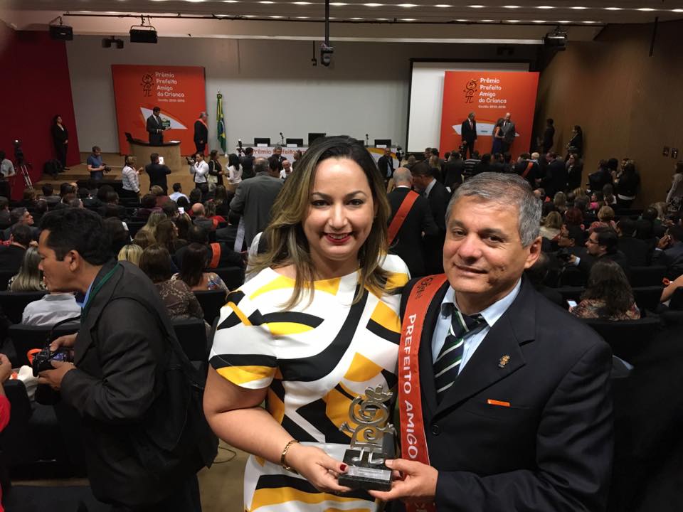 No momento, você está visualizando Prefeito Firmo Camurça recebe o Prêmio Prefeito Amigo da Criança da Fundação Abrinq