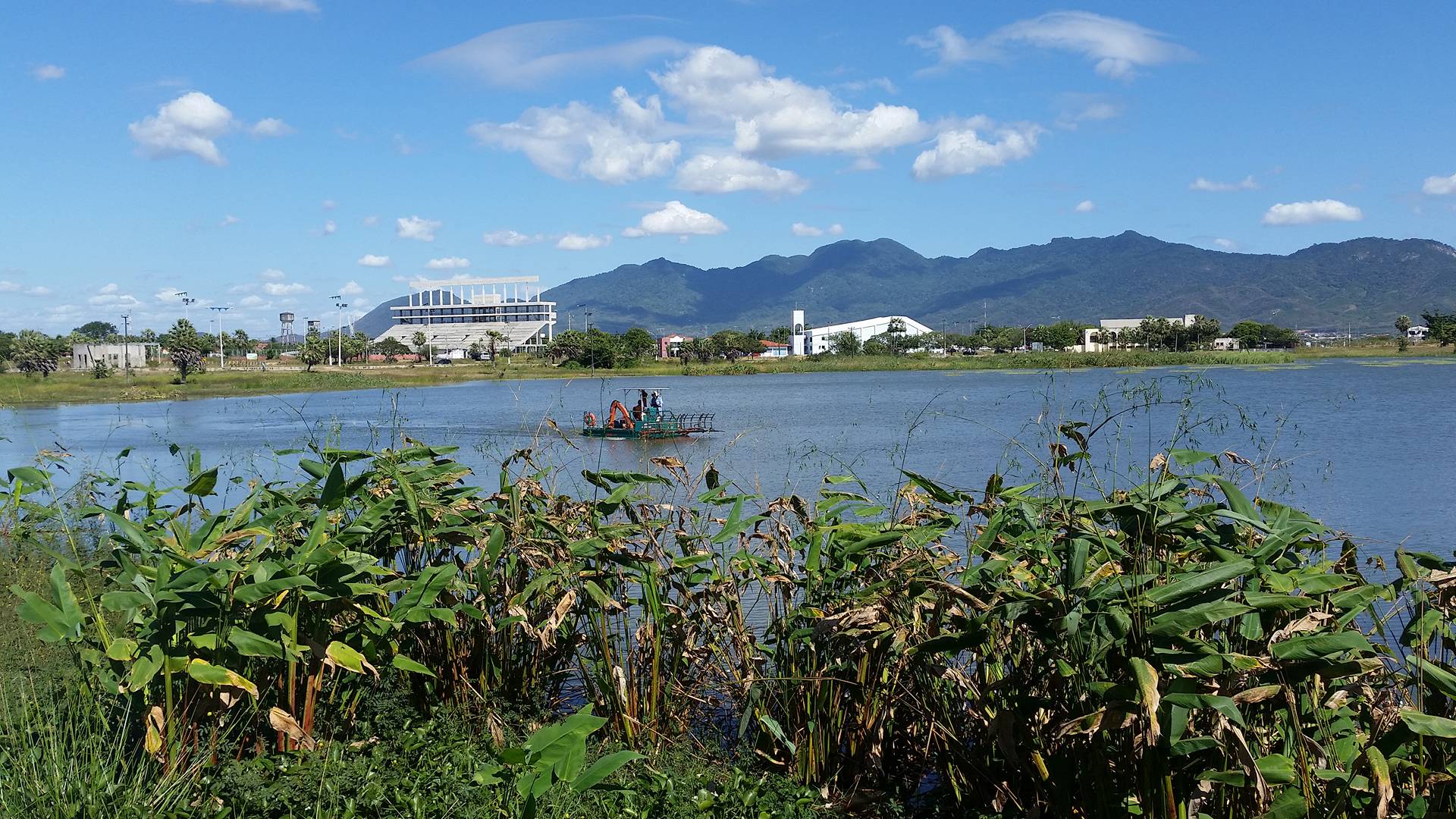 No momento, você está visualizando Prefeitura realiza limpeza da Lagoa de Maracanaú