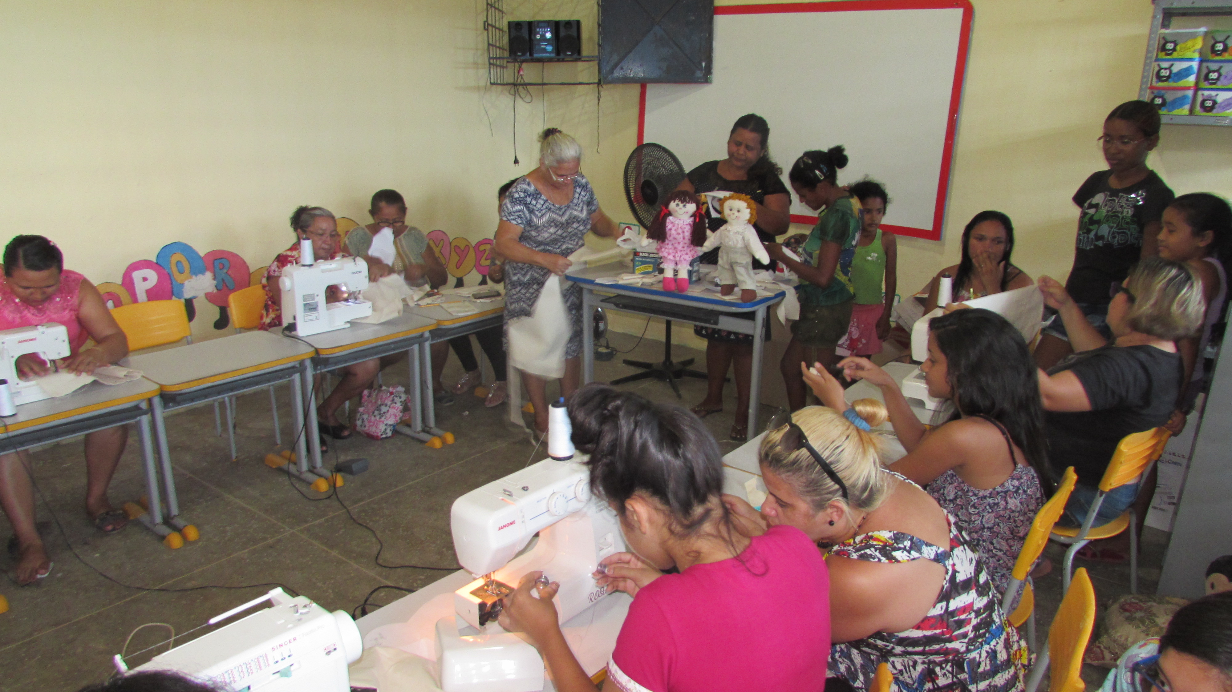 Você está visualizando atualmente Curso de bonecas de pano é realizado na Escola  Irmã Dulce