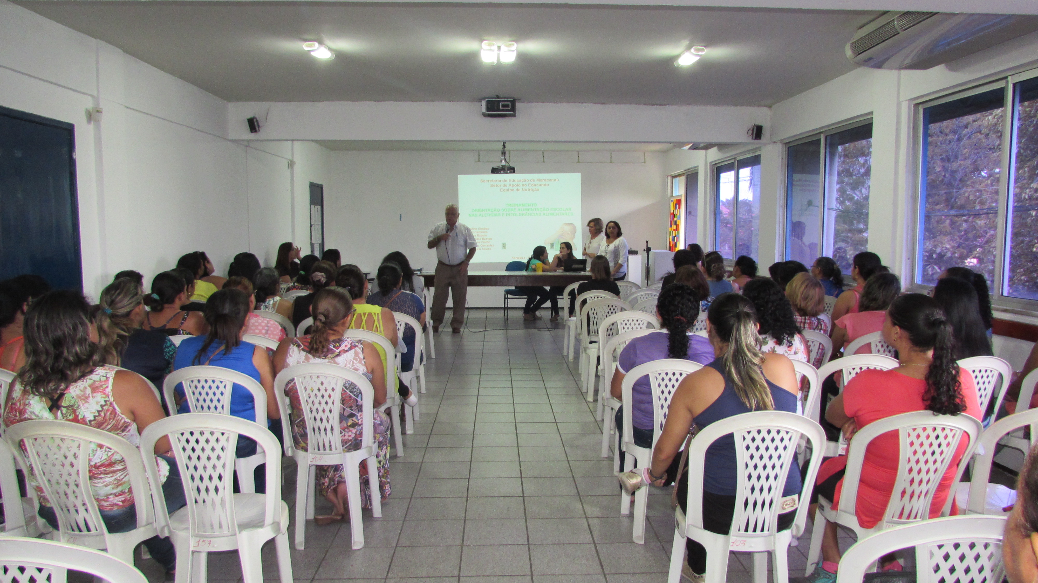 Você está visualizando atualmente Secretaria de Educação realiza capacitação com Merendeiras