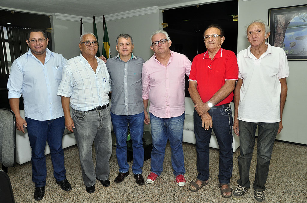 Você está visualizando atualmente Prefeito recebe membros da Academia Maracanauense de Letras – AML