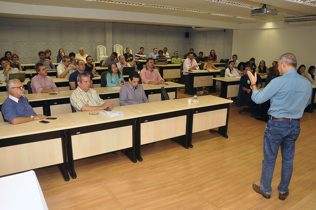 Você está visualizando atualmente Prefeito Firmo Camurça participa de reunião no IFCE Campus Maracanaú