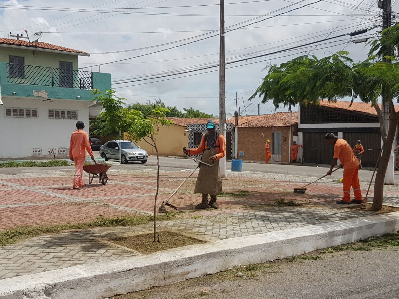 Você está visualizando atualmente Seinfra realiza a limpeza das vias de diversos bairros