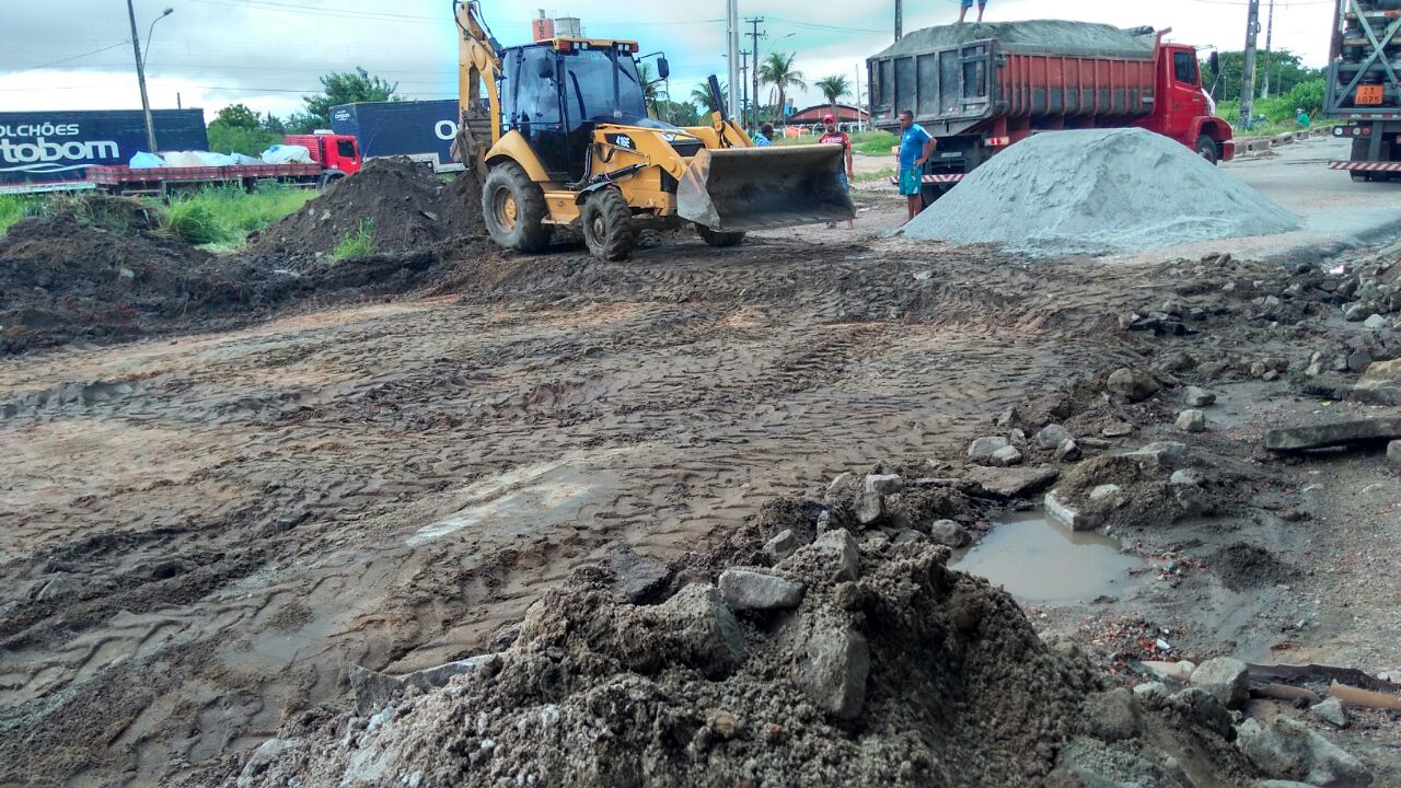 Você está visualizando atualmente Seinfra realiza recuperação da Avenida Parque Leste