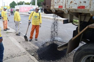 Read more about the article Prefeitura inicia trabalho de recuperação do asfalto nas avenidas e ruas de Maracanaú