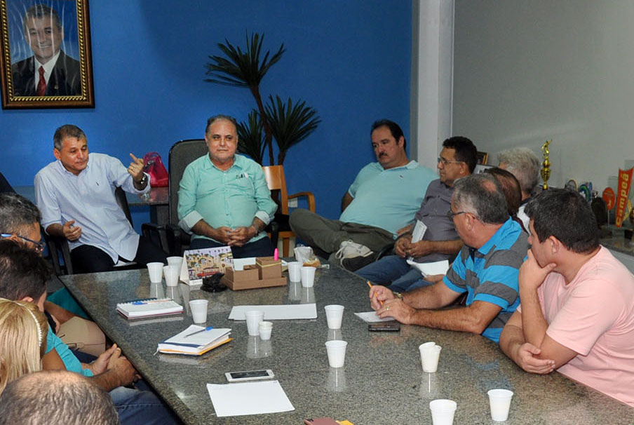 No momento, você está visualizando Prefeito recebe vereadores da base aliada para debater projetos de interesse do Município