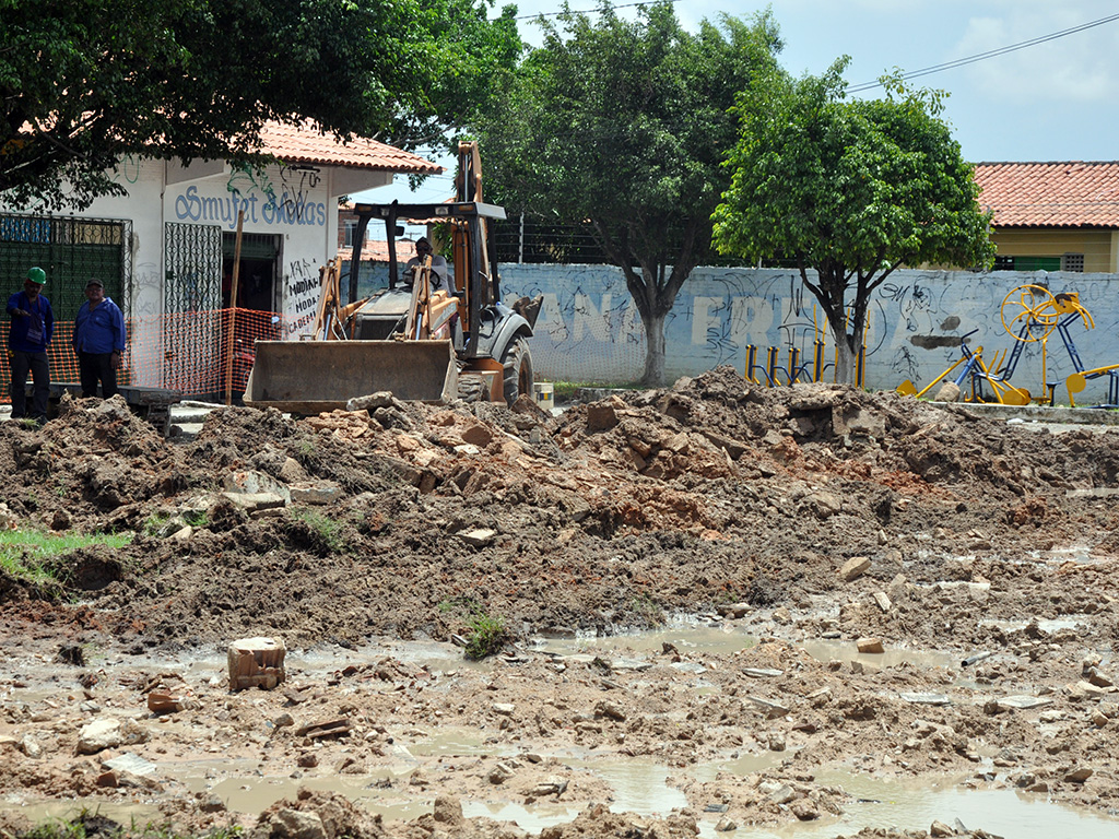 Você está visualizando atualmente Prefeitura inicia reforma da Praça do Novo Maracanaú