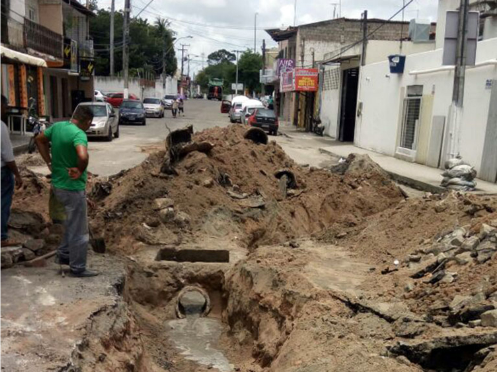 Você está visualizando atualmente Prefeitura realiza recuperação de bueiros no bairro Pajuçara