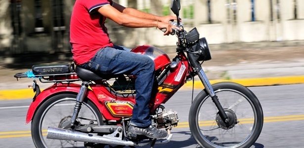 Você está visualizando atualmente Condutor de “cinquentinhas” tem de portar habilitação e usar capacete