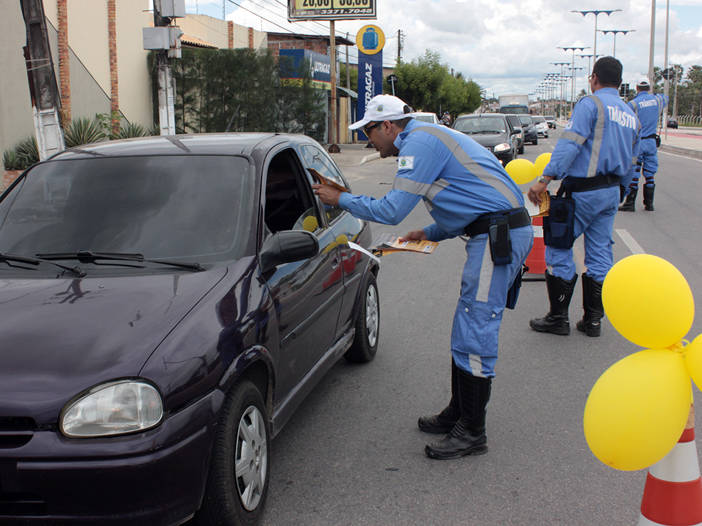 Você está visualizando atualmente Demutran realiza blitz educativa no Maio Amarelo