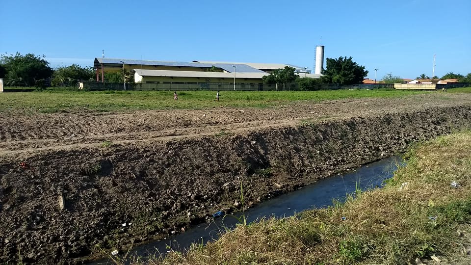 Você está visualizando atualmente Seinfra realiza limpeza do Canal do Jereissati II e do Campo CBrasil