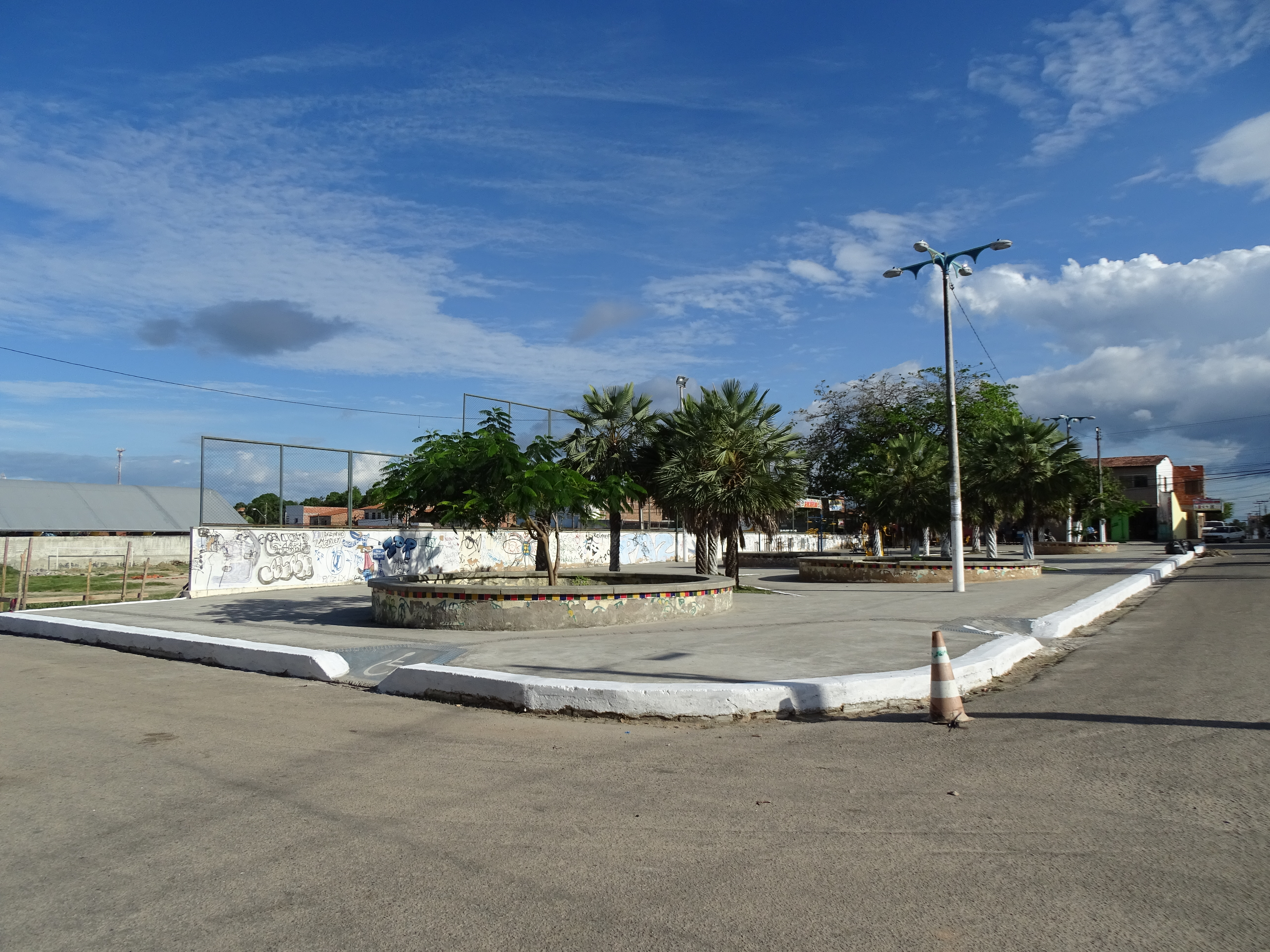 No momento, você está visualizando Prefeitura realiza limpeza da praça do Parque São João