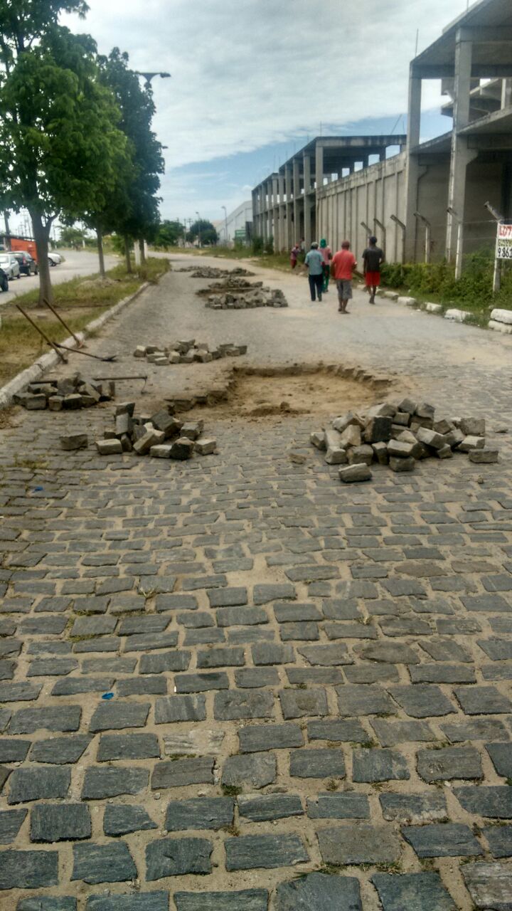 No momento, você está visualizando Seinfra realiza recuperação da pavimentação da Rua Luiz Gonzaga no Parque Antônio Justa