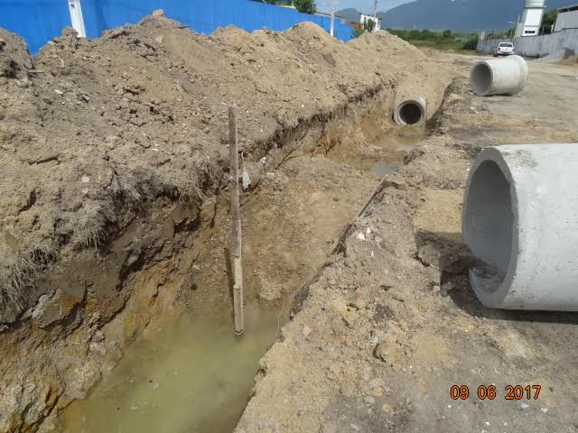 Você está visualizando atualmente Moradores da Travessa da Luz são beneficiados com obra de drenagem e pavimentação