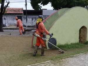 Read more about the article Prefeitura realiza serviço de limpeza no Jereissati