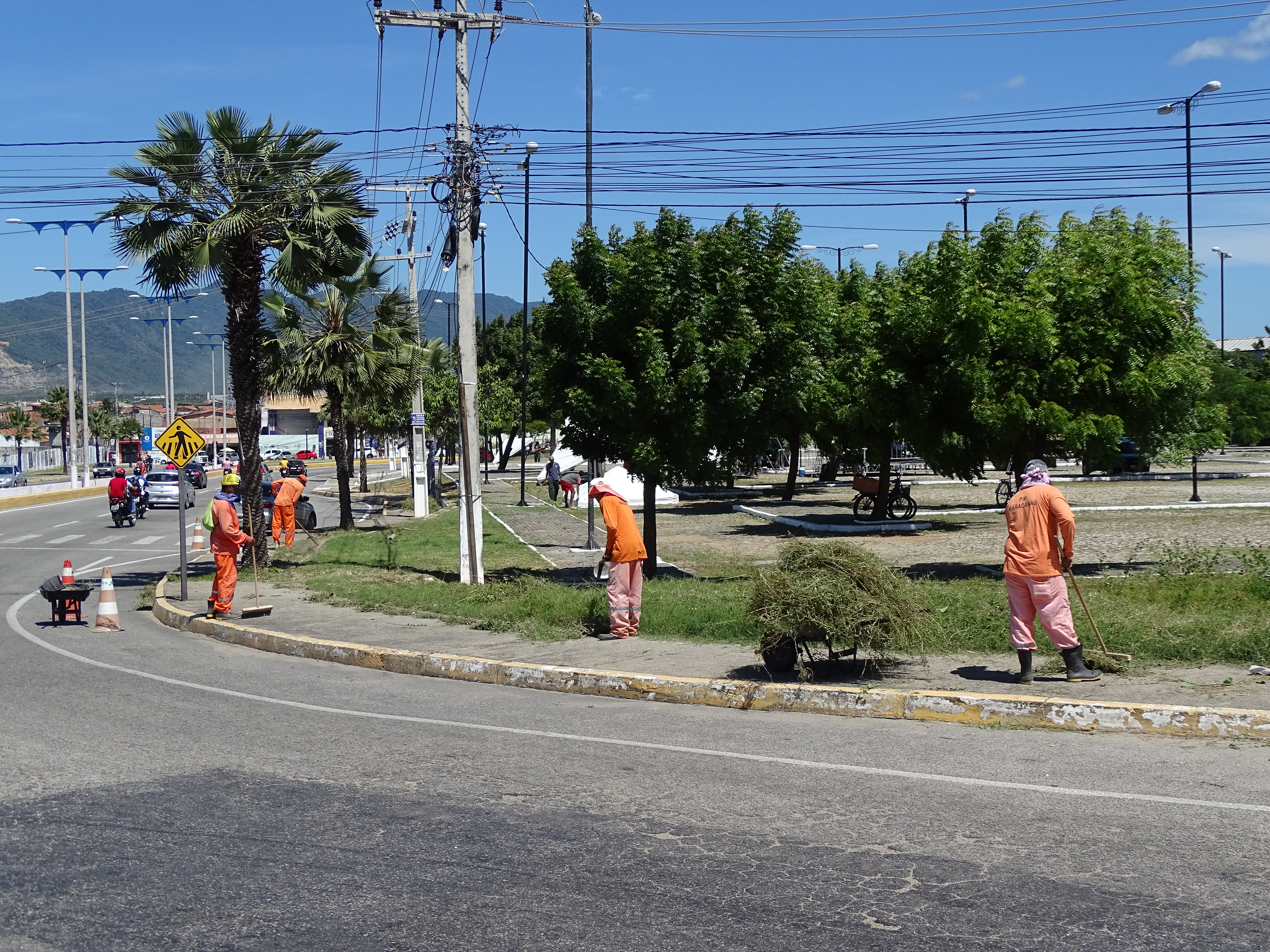 Você está visualizando atualmente Prefeitura realiza limpeza da Praça do IFCE