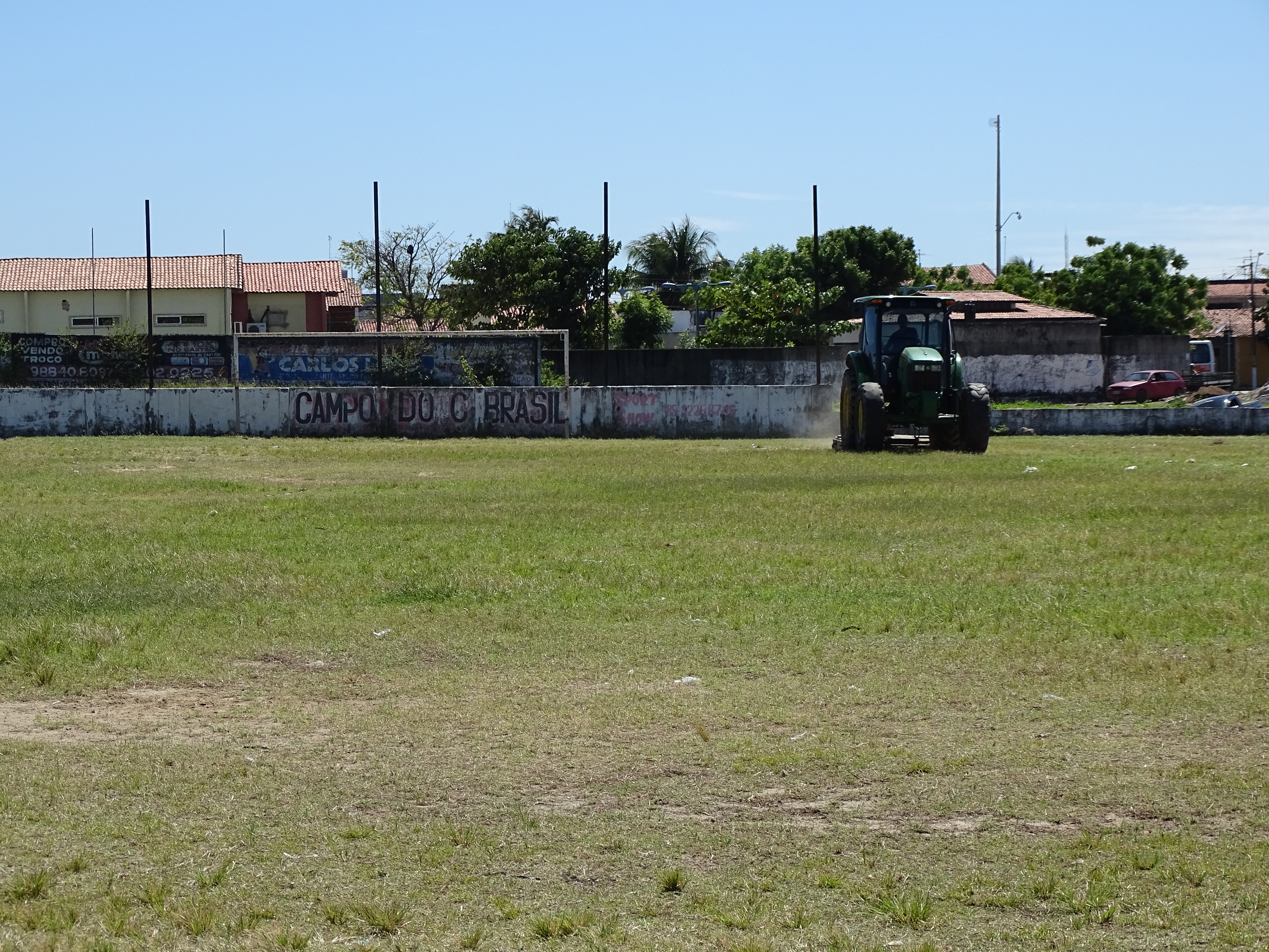 Você está visualizando atualmente Prefeitura realiza limpeza do Campo CBrasil