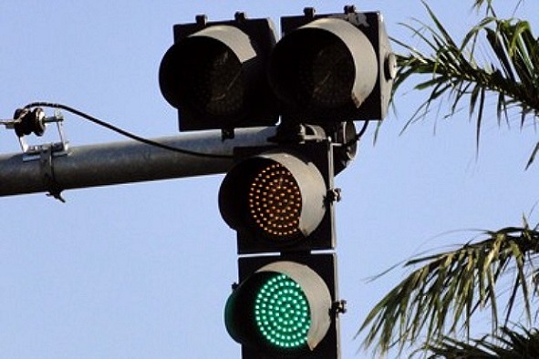Você está visualizando atualmente Prefeitura realiza troca de semáforo no Novo Maracanaú