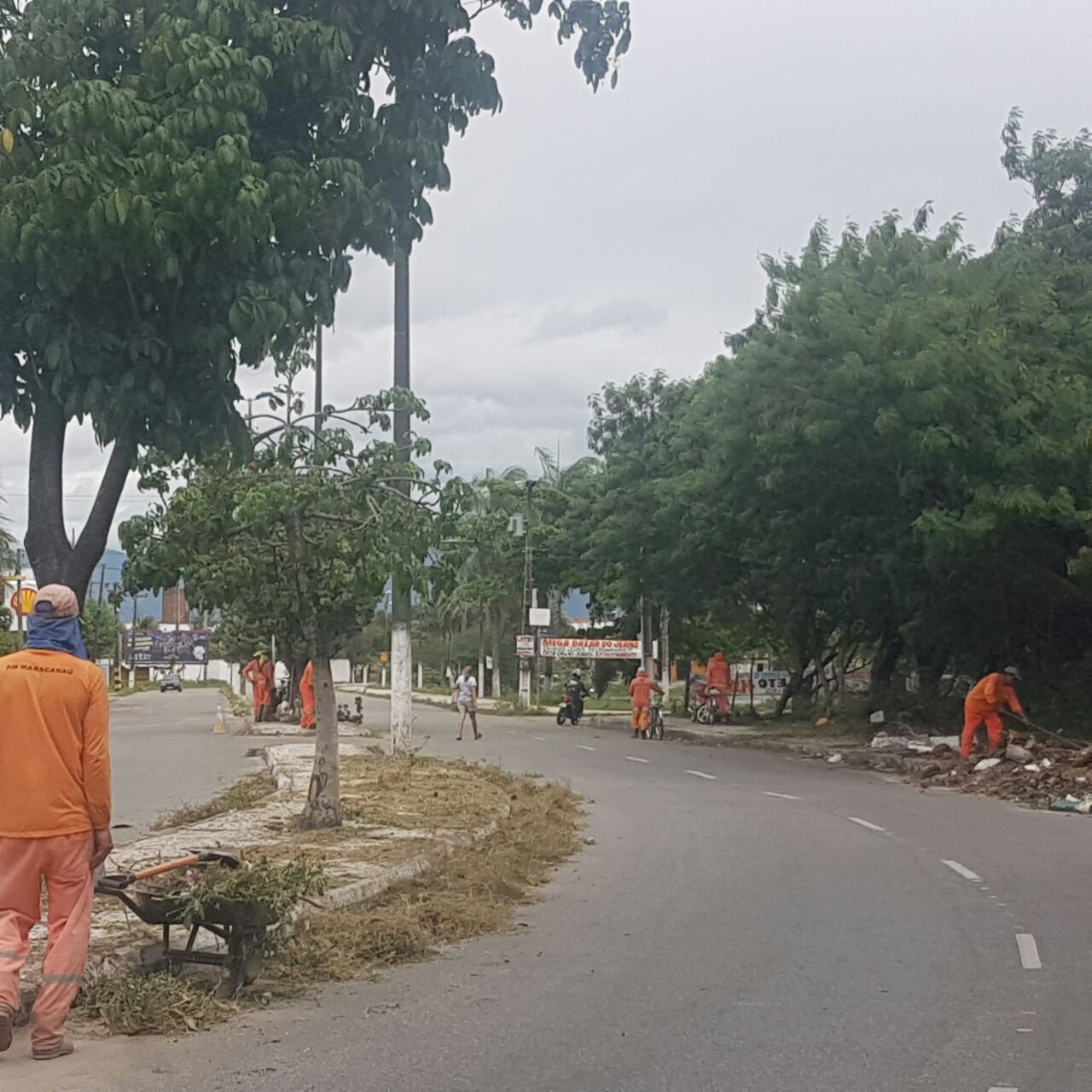 Você está visualizando atualmente SeInfra realiza limpeza em diversos bairros da Cidade