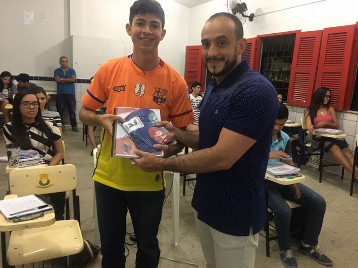 No momento, você está visualizando Secretaria da Juventude entrega fardamento e material didático para alunos do Pré-Enem