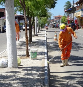 Read more about the article Prefeitura realiza limpeza da Avenida Padre José Holanda do Vale