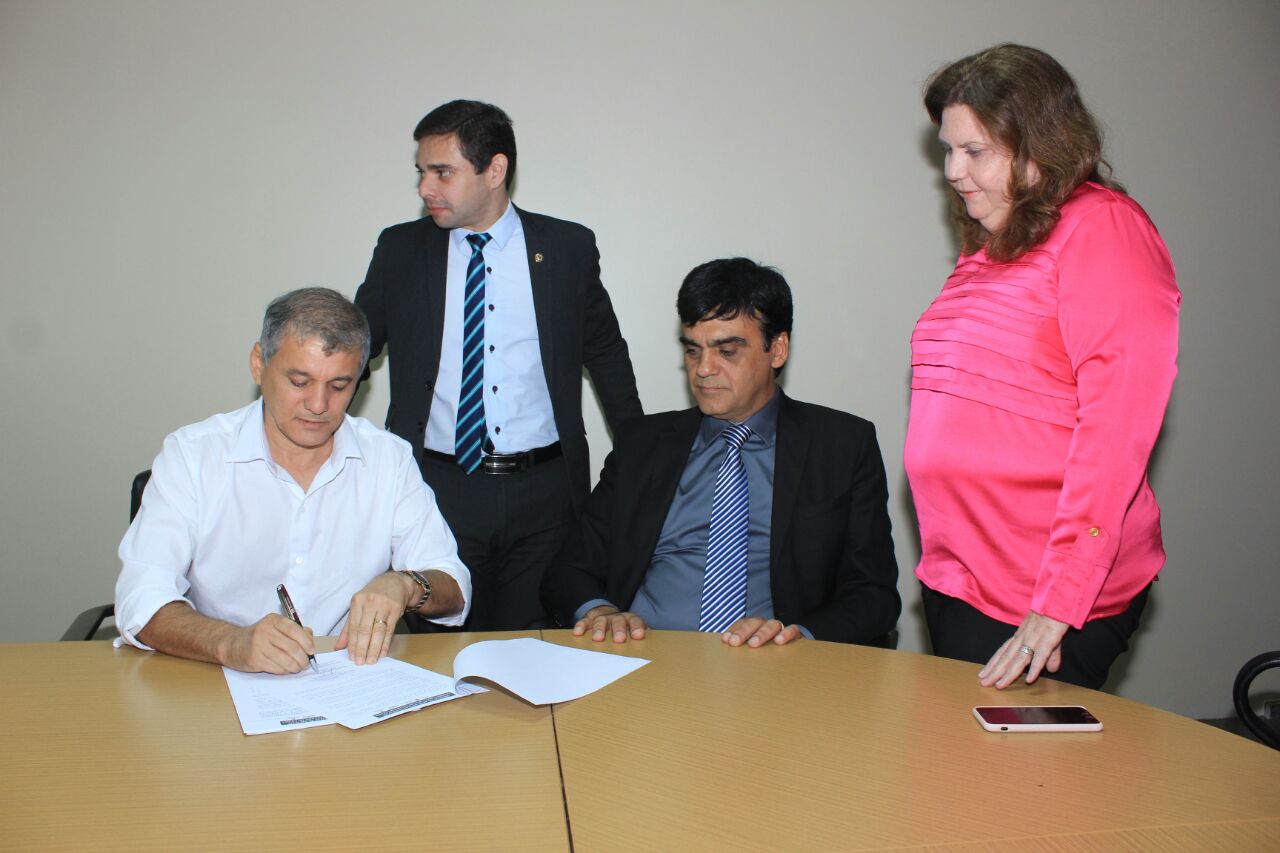 No momento, você está visualizando Prefeito Firmo Camurça assina termo que oficializa os limites do Município com Fortaleza e Caucaia