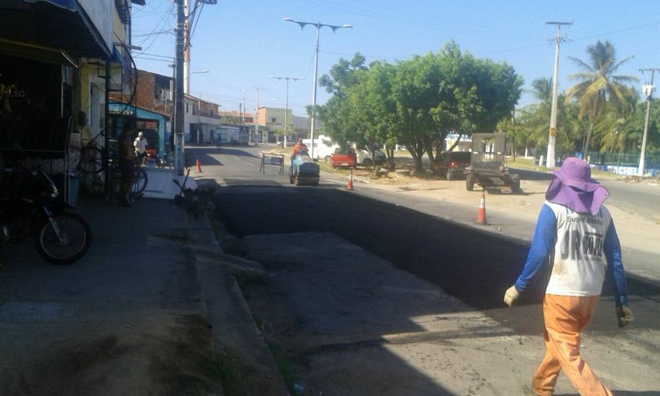 Você está visualizando atualmente Prefeitura realiza recuperação Asfáltica da Avenida XII do Jereissati