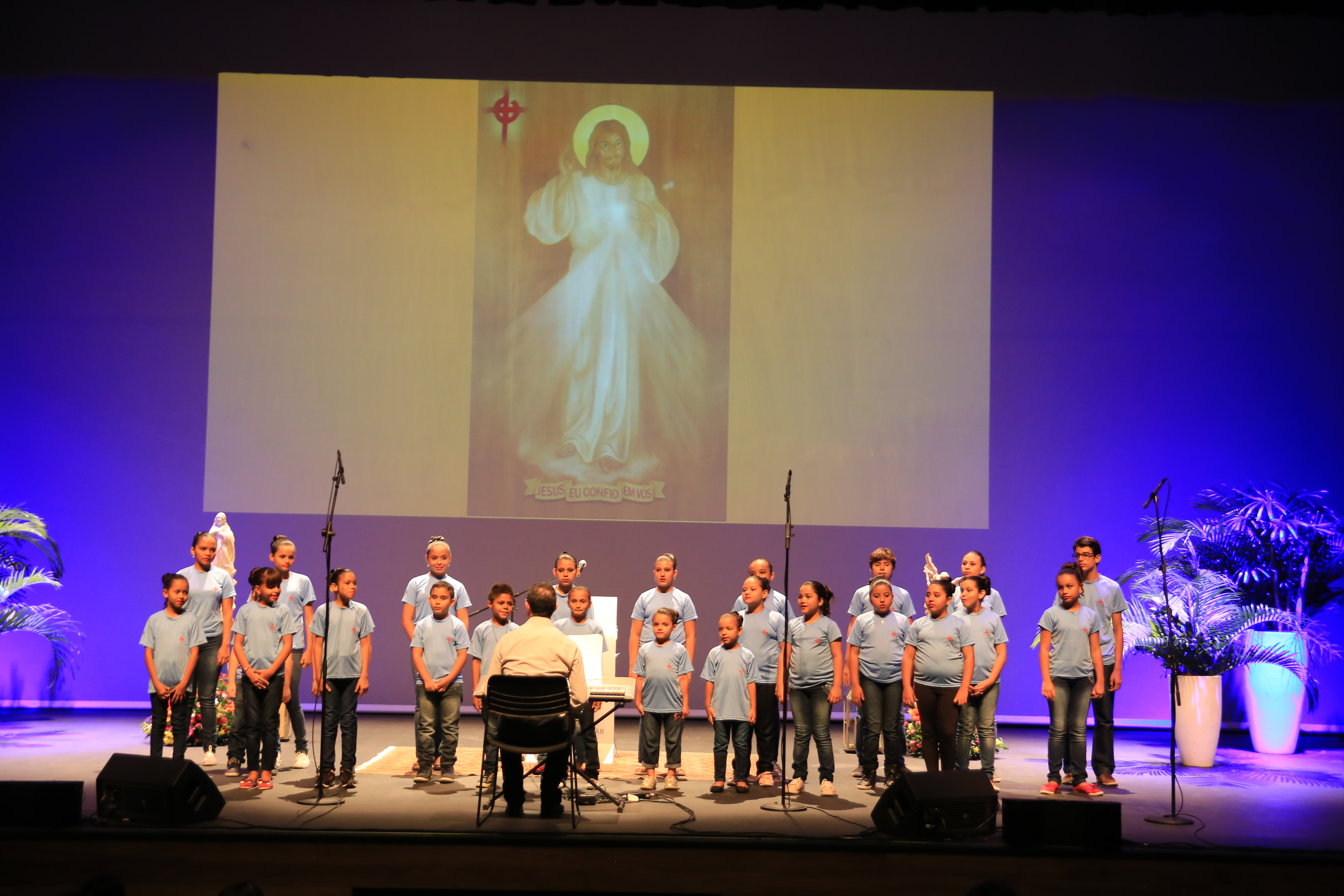 Você está visualizando atualmente Coral Infantil de Maracanaú se apresenta  no Teatro Riomar