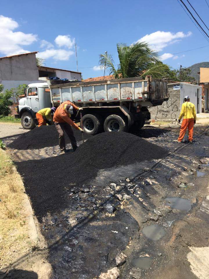 Você está visualizando atualmente Prefeitura realiza recuperação asfáltica no Mucunã