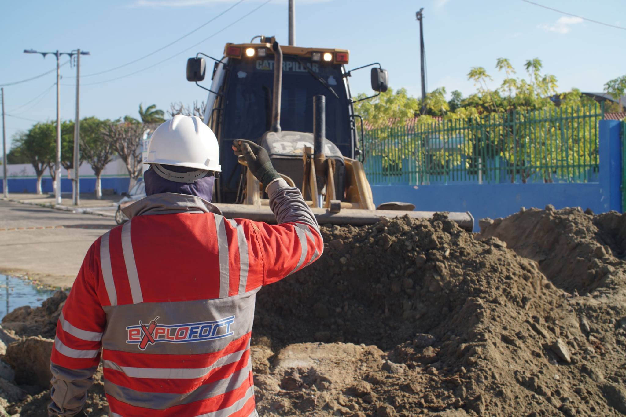 Você está visualizando atualmente Prefeitura inicia remoção de rochas na obra de drenagem da Travessa da Luz