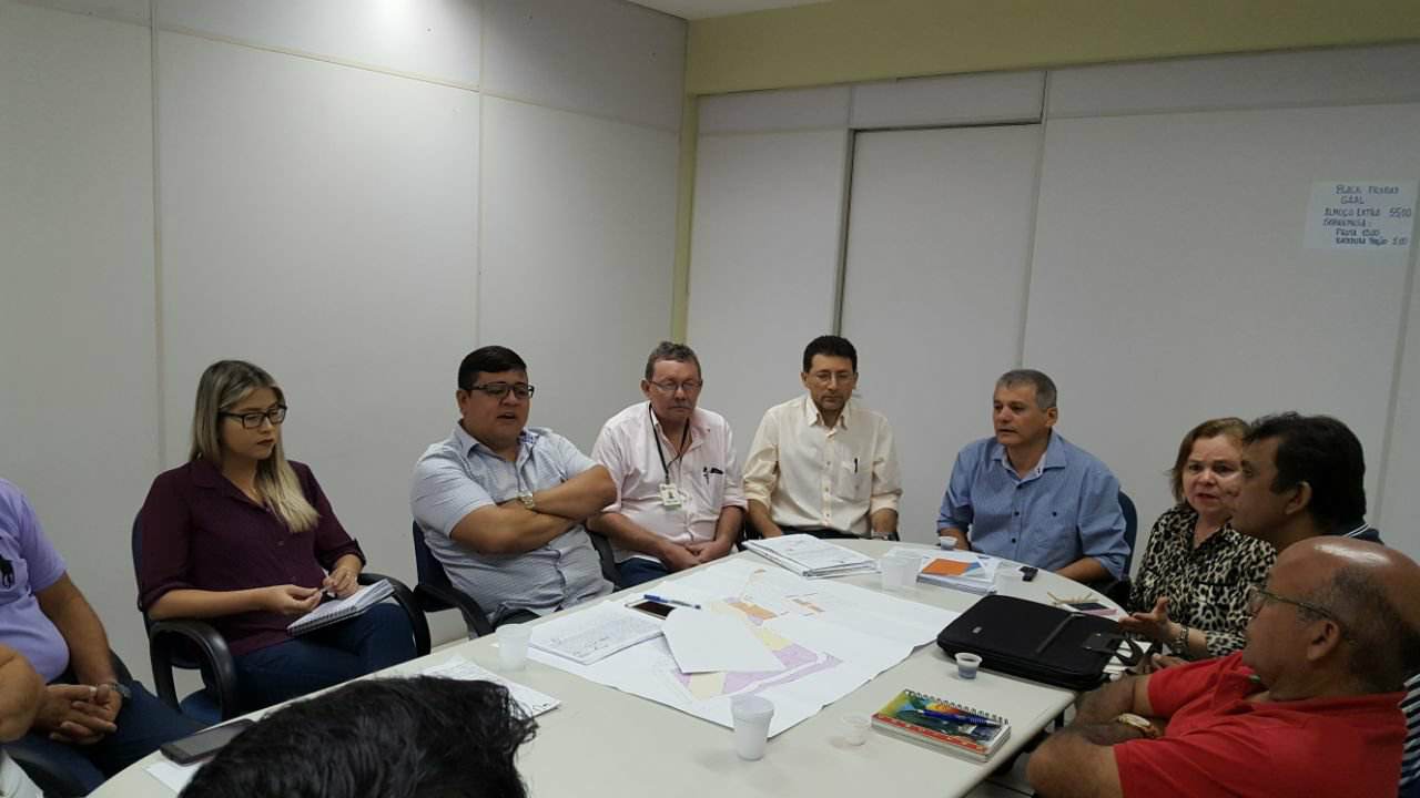 No momento, você está visualizando Prefeito recebe representantes das igrejas católicas e evangélicas do Município