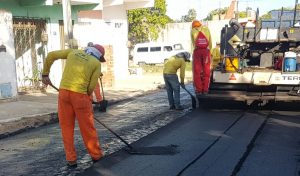 Leia mais sobre o artigo Prefeitura realiza pavimentação asfáltica das Ruas Sinfronio Peixoto e Edmilson Alves Cavalcante na Pajuçara