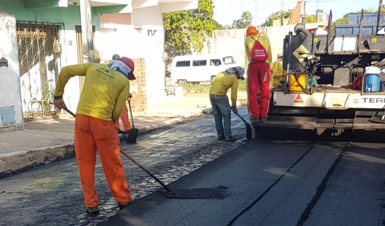 Você está visualizando atualmente Prefeitura realiza pavimentação asfáltica das Ruas Sinfronio Peixoto e Edmilson Alves Cavalcante na Pajuçara