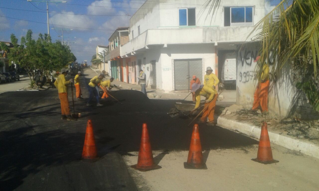 Você está visualizando atualmente Prefeitura inicia a pavimentação asfáltica da Av. I e Rua 16 do Residencial