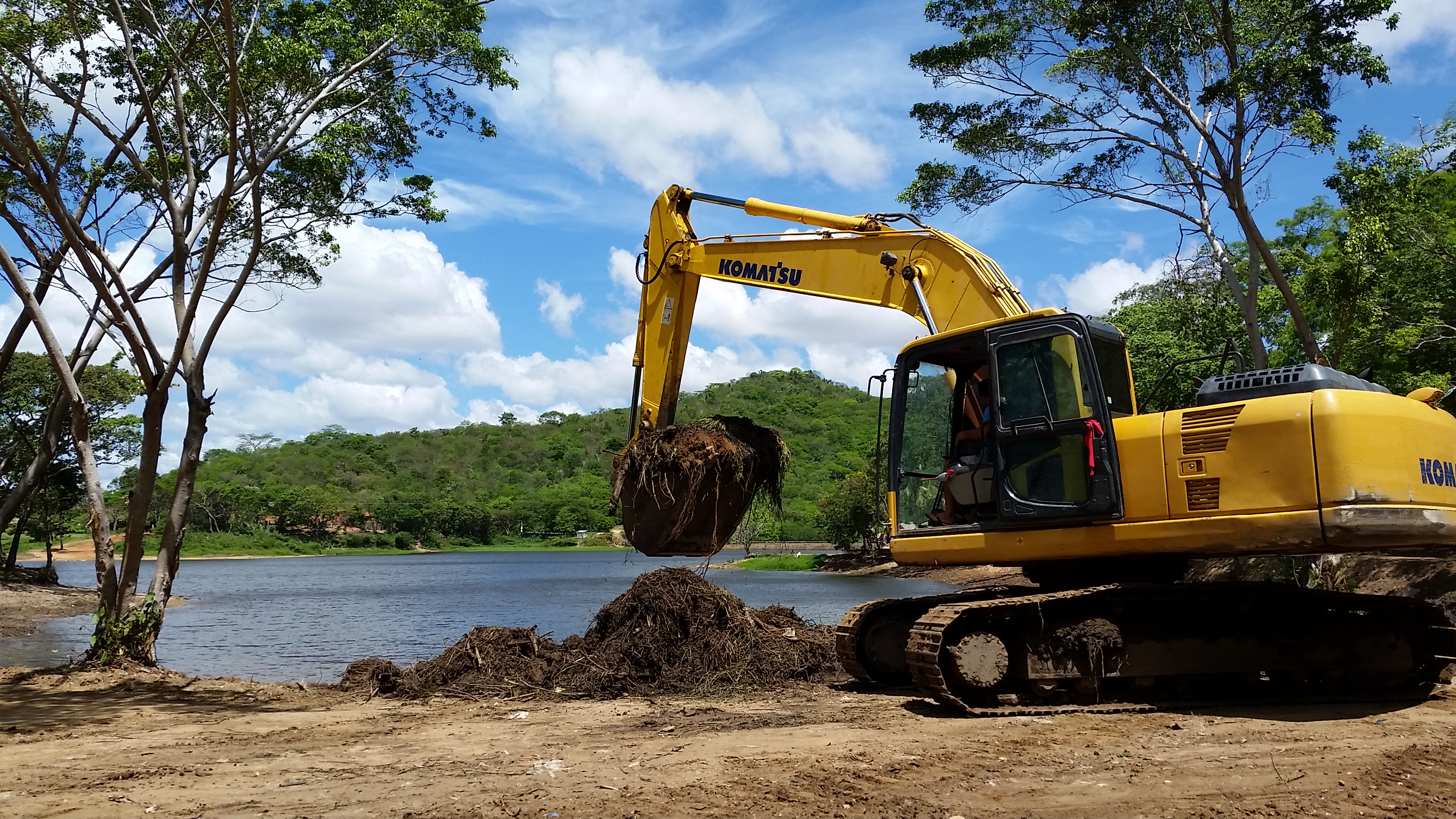 Você está visualizando atualmente Prefeitura realiza limpeza do açude Santo Antônio do Pitaguary