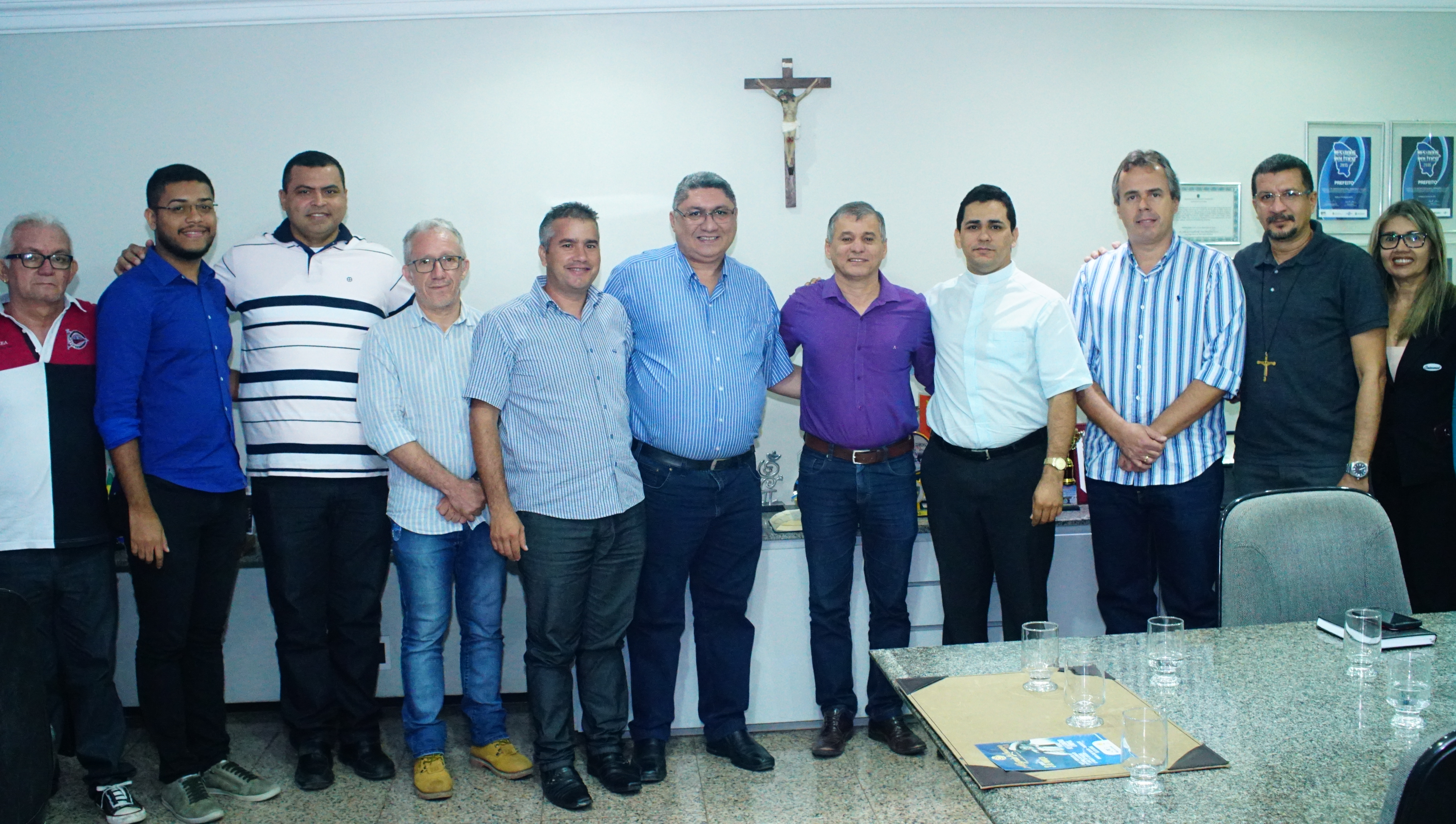 No momento, você está visualizando Prefeito Firmo Camurça recebe padres para anunciar semana do município e Alegria & Louvor