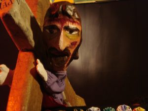 Read more about the article Maracanaú recebe encenação sobre a vida de Jesus Cristo da Companhia de Teatro Epidemia de Bonecos
