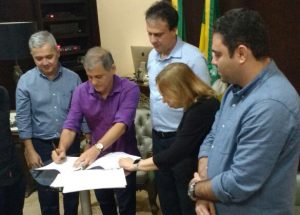 Read more about the article Prefeitura e Estado assinam contrato e Cagece retoma serviços e investimentos de água e esgoto em Maracanaú