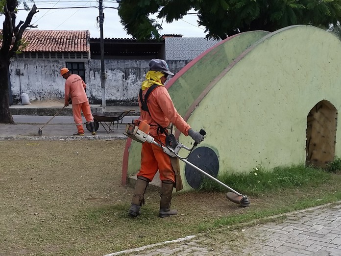 Você está visualizando atualmente Prefeitura realiza serviços de limpeza no bairro Jereissati II