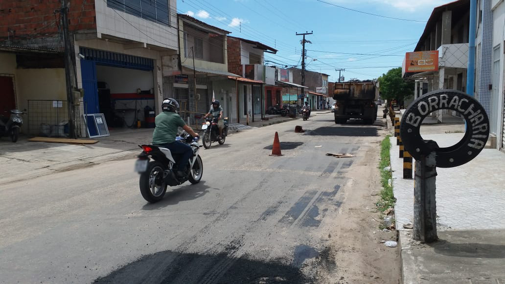 Você está visualizando atualmente Prefeitura realiza recuperação asfáltica da Avenida Cônego de Castro